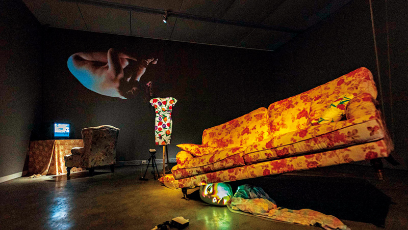 湯尼．奧斯勒的作品〈茱蒂〉（Judy），以投影結合物件，呈現多重人格障礙的心理狀態。
